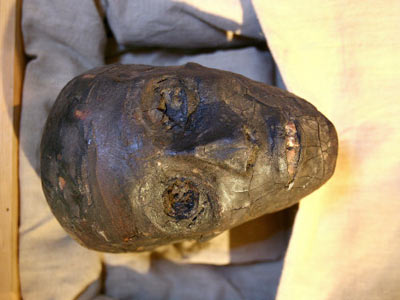 Das Gesicht des Pharaos: Durch das Gewicht der massiven Goldmumienmaske wurde Nase und Lippen plattgedrckt. 